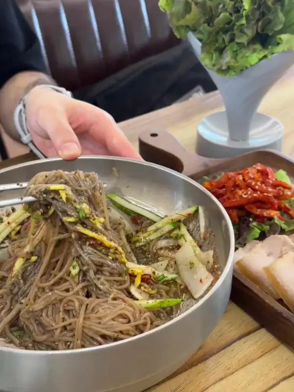 수육과 막국수 한 상 차림