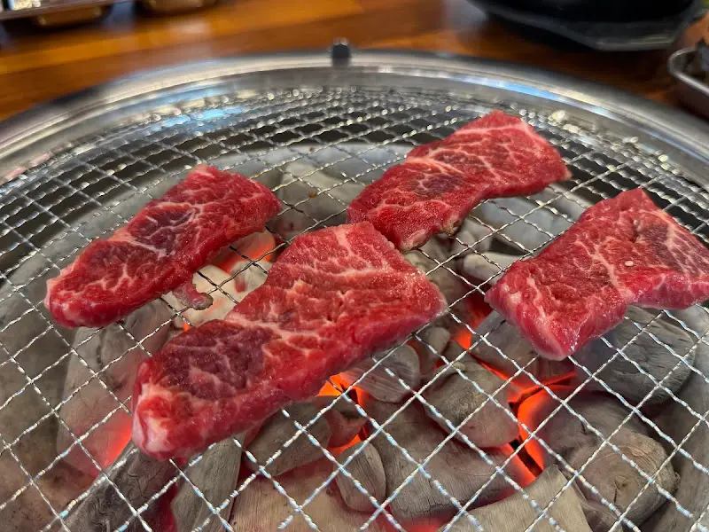 숯불 위에 익어가는 소갈비