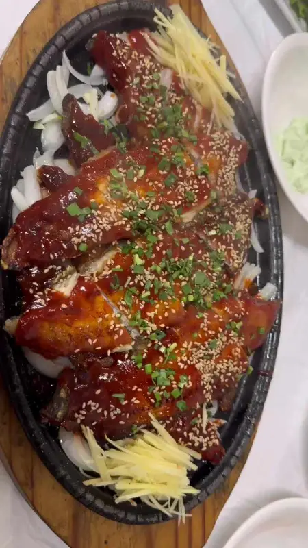 윤기가 흐르는 메기구이