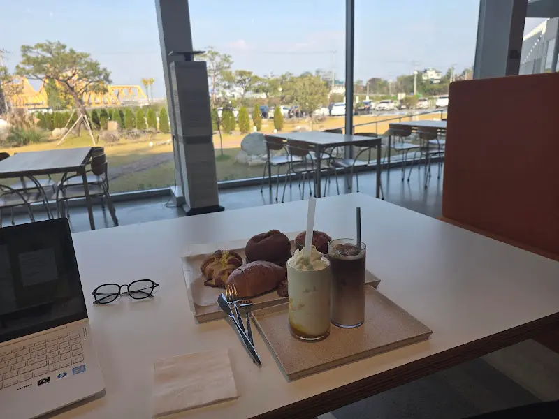 스코펠 HamAn 카페에서 주문한 빵과 음료