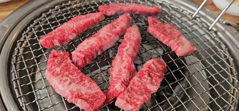 숯불 위에서 구워지는 갈비살