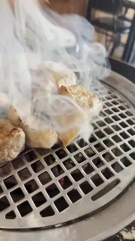 불판 위에서 지글거리는 등겹살