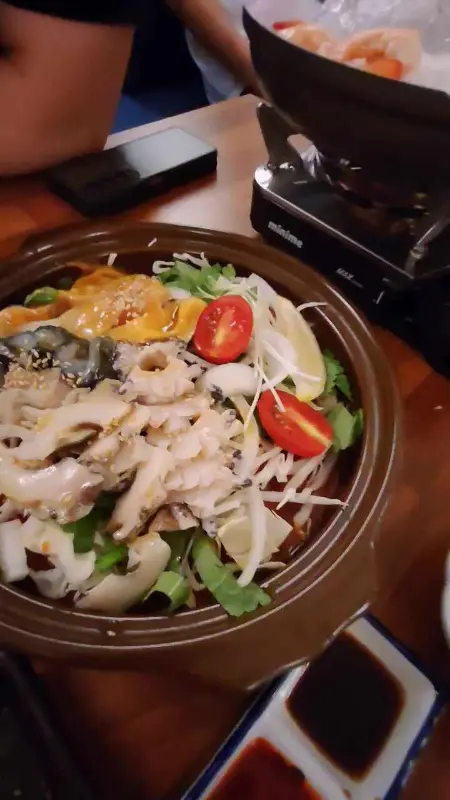 신선한 해산물이 가득한 해산물 물회