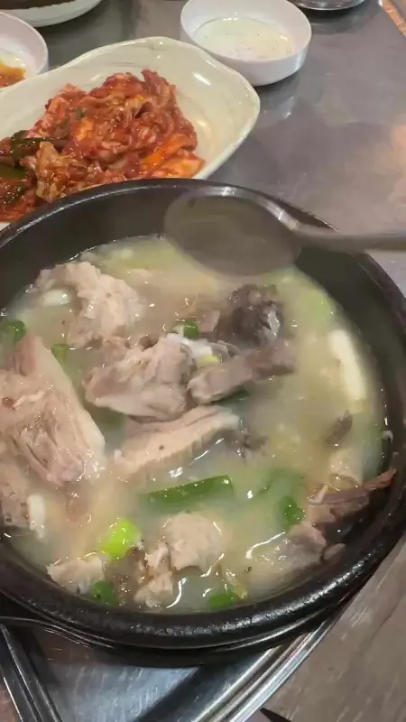 김치와 함께 순대국밥을 먹는 모습