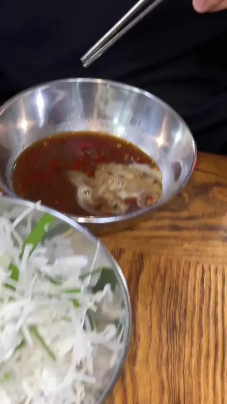 닭고기를 소스에 찍어 먹기 위해 준비하는 모습