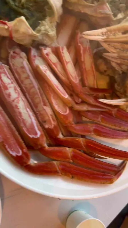 살이 꽉 찬 대게 다리의 모습