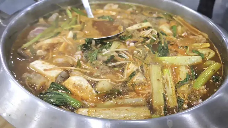 보글보글 끓고 있는 낙곱새 전골