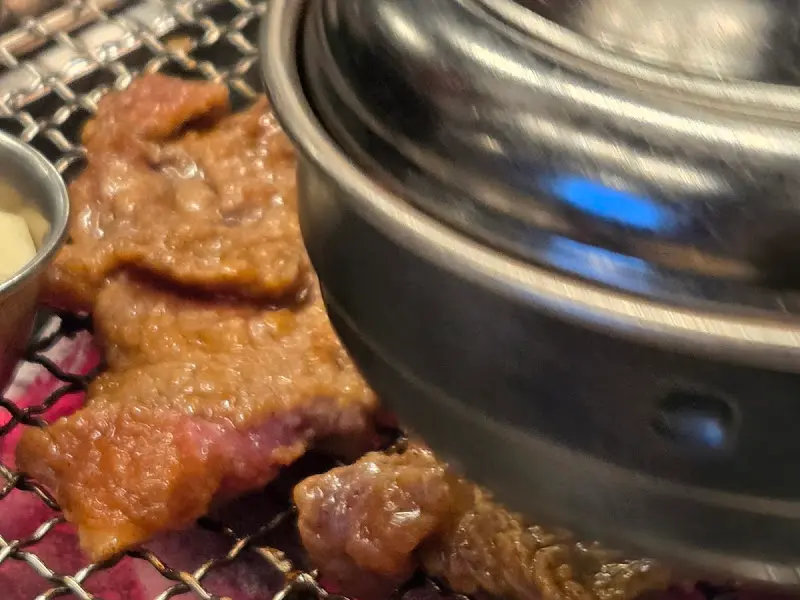 숯불 위에 구워지는 돼지갈비