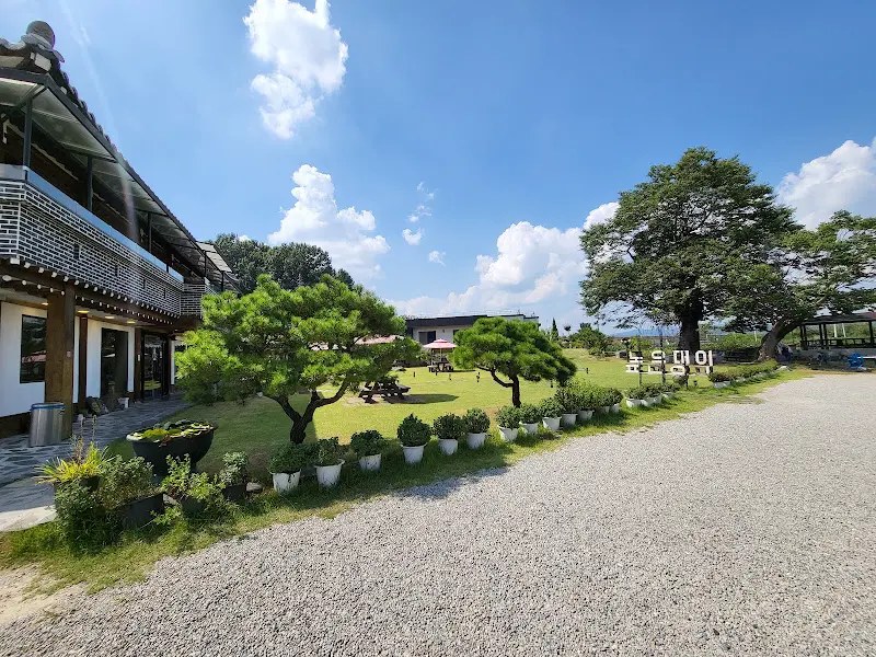 높은댕이 카페 전경