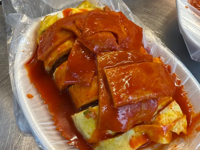 떡볶이 소스에 푹 적셔진 계란말이 김밥