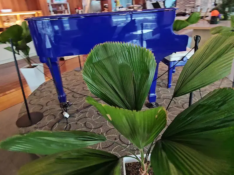 카페 내부에 놓인 파란색 피아노