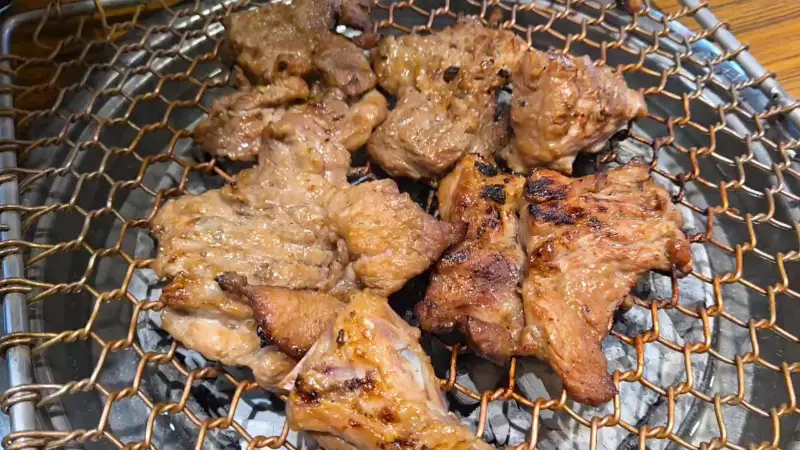 숯불 위에서 익어가는 돼지갈비