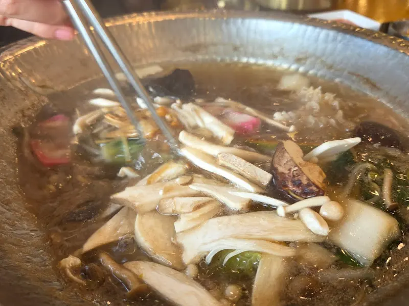 보글보글 끓고 있는 버섯 불고기 전골