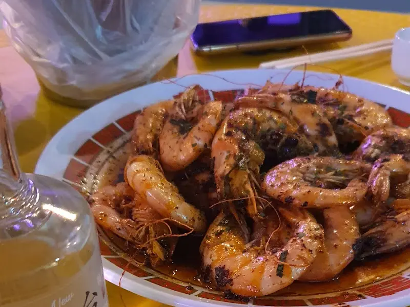 마라새우: 붉은 양념에 뒤덮인 마라새우가 먹음직스럽게 보인다.