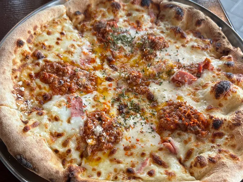 토마토 소스와 치즈, 루꼴라가 조화롭게 어우러진 나폴리 화덕피자