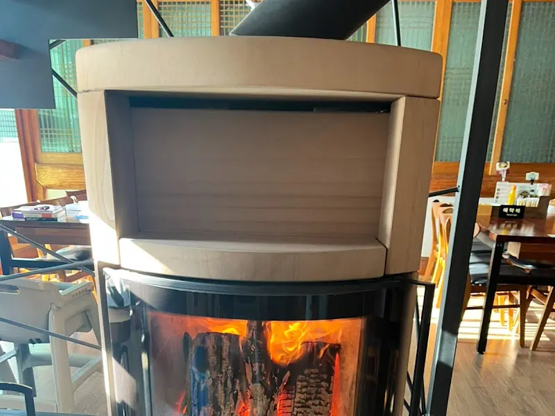 식당 내부 장작 난로
