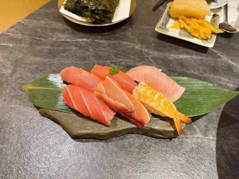 다양한 메뉴 옵션을 보여주는 메뉴판