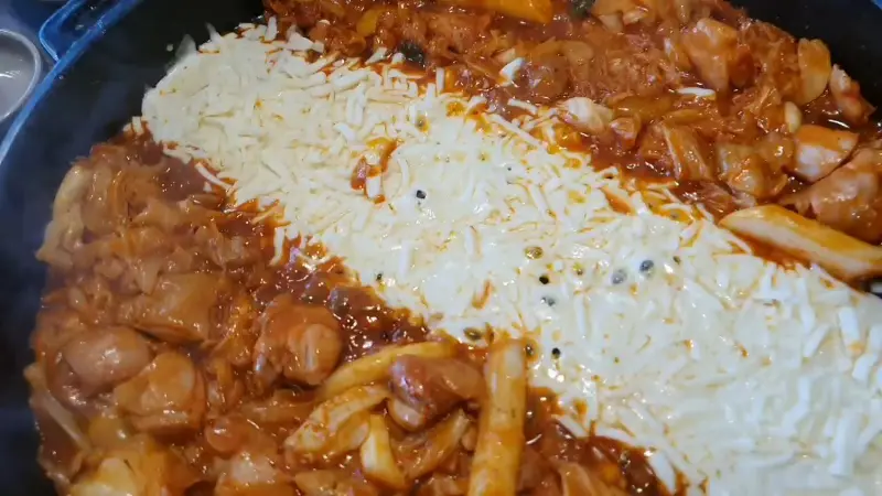 치즈모듬사리가 올라간 닭갈비