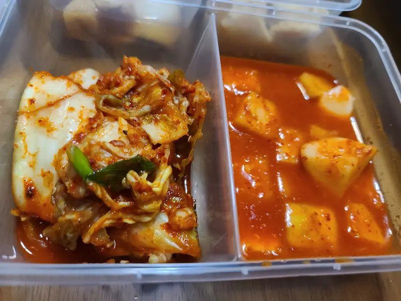 직접 담근 김치와 깍두기