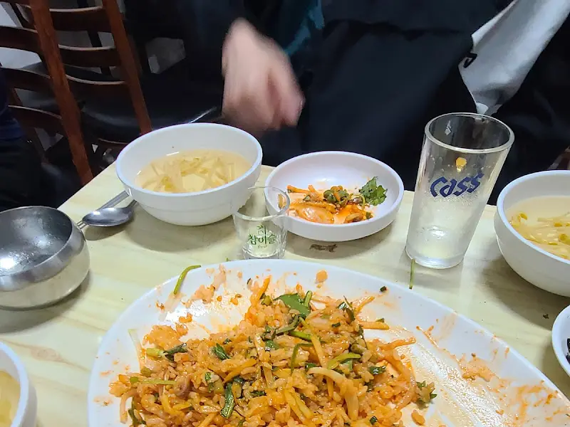 기본찬과 함께 차려진 테이블