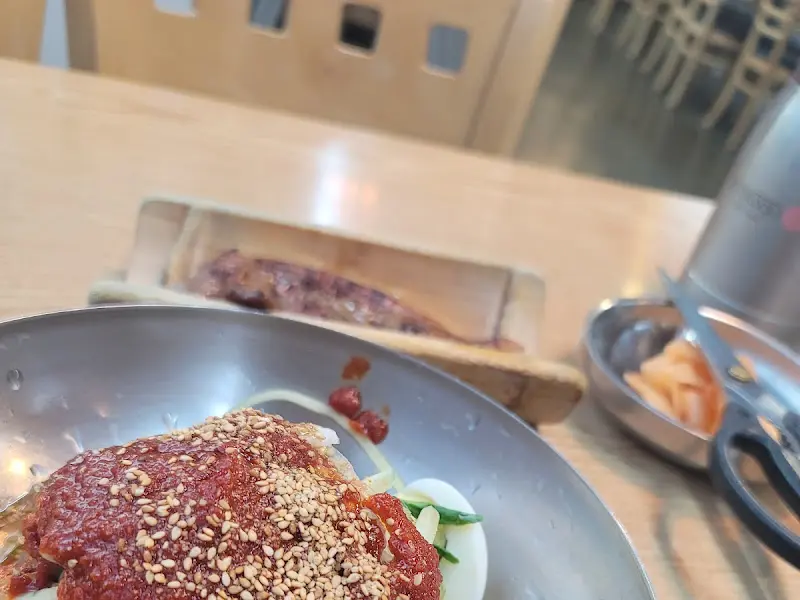 비빔냉면과 숯불고기