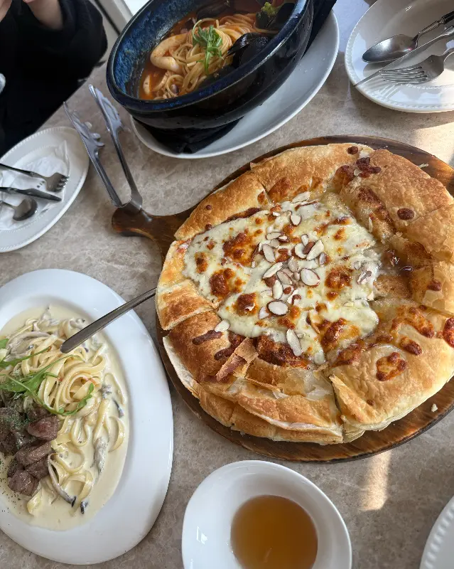 리코타 샐러드 피자와 파스타