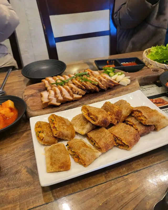 비빔국수와 메밀전병, 돔베고기