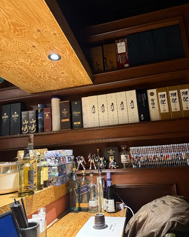 다양한 술병이 진열된 내부 모습