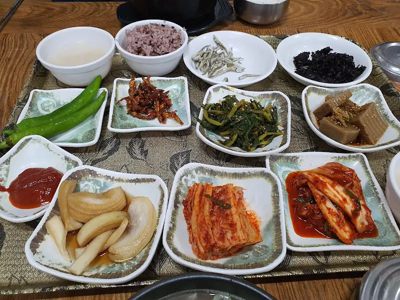푸짐한 갈비탕 백반 한상차림