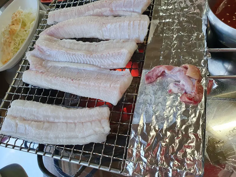 숯불 위에 올려진 뽀얀 아나고 소금구이