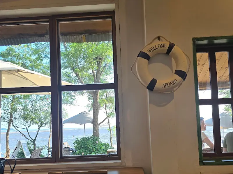 창밖 풍경과 웰컴 어보드 장식