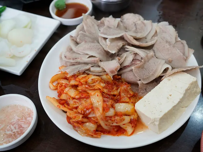 영진 돼지국밥 수육백반