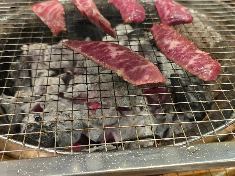 숯불 위에서 익어가는 고기