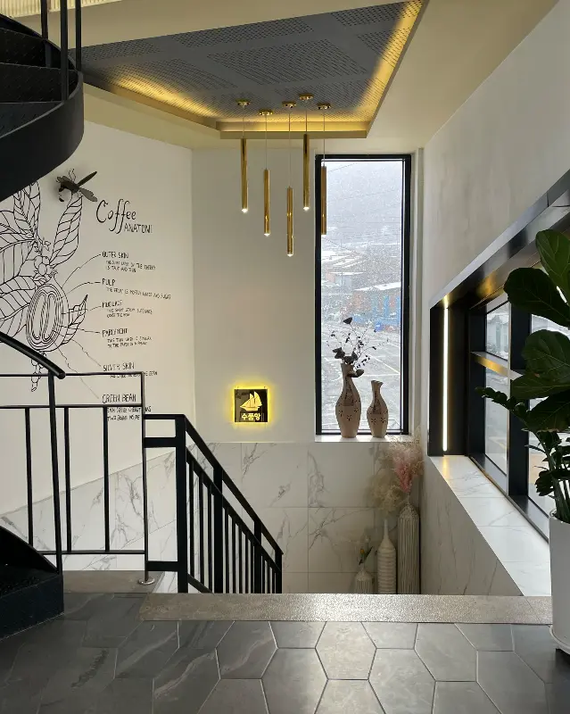 수품항 카페 내부 계단