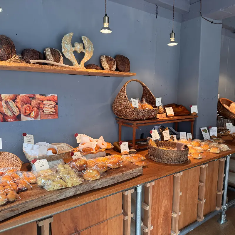 다양한 빵들이 진열된 모습