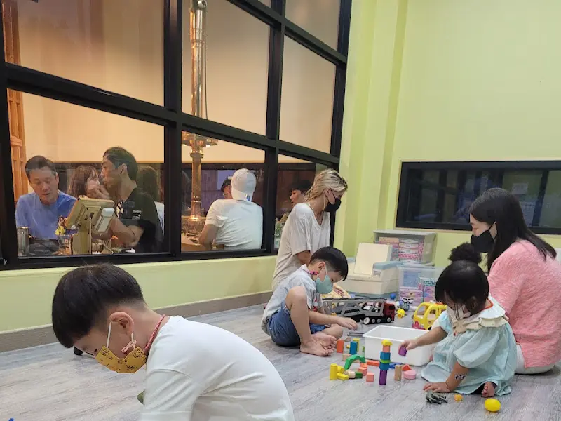 실내 놀이방에서 즐겁게 놀고 있는 아이들