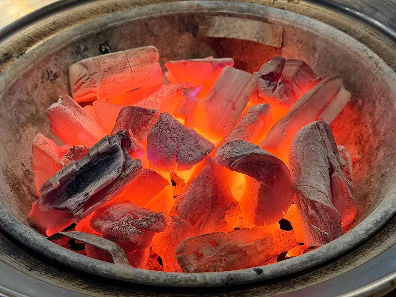 붉게 타오르는 숯불