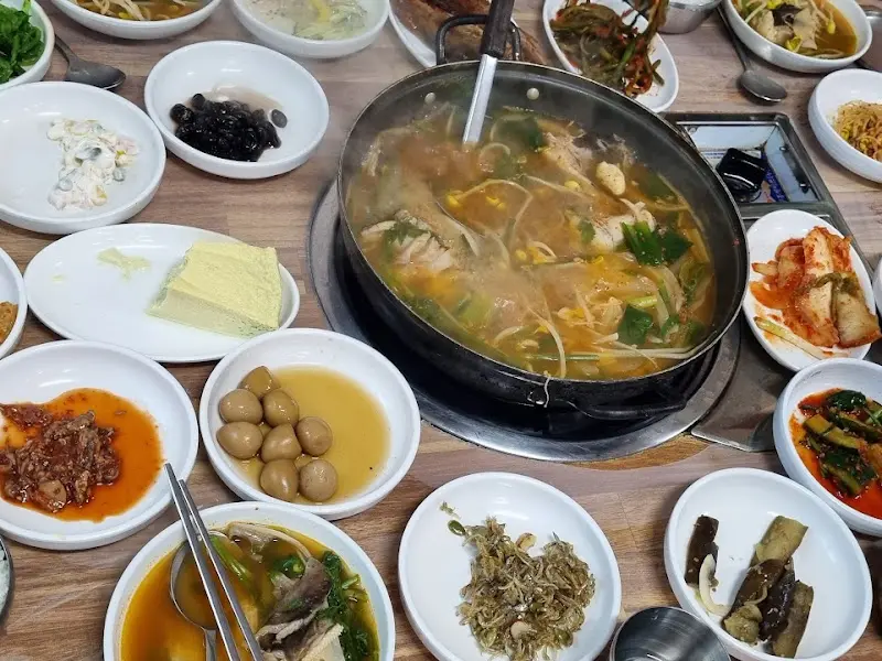 푸짐한 홍어탕 백반 한 상 차림