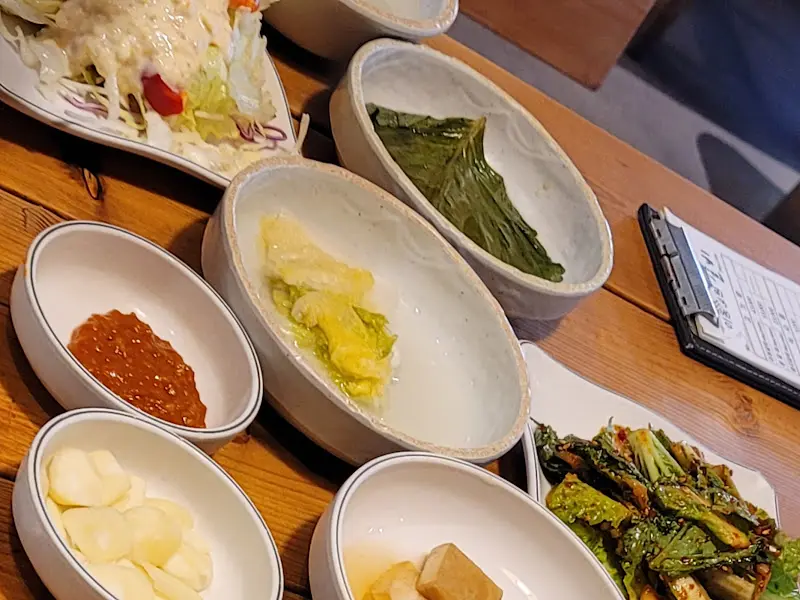 테이블 가득 차려진 밑반찬