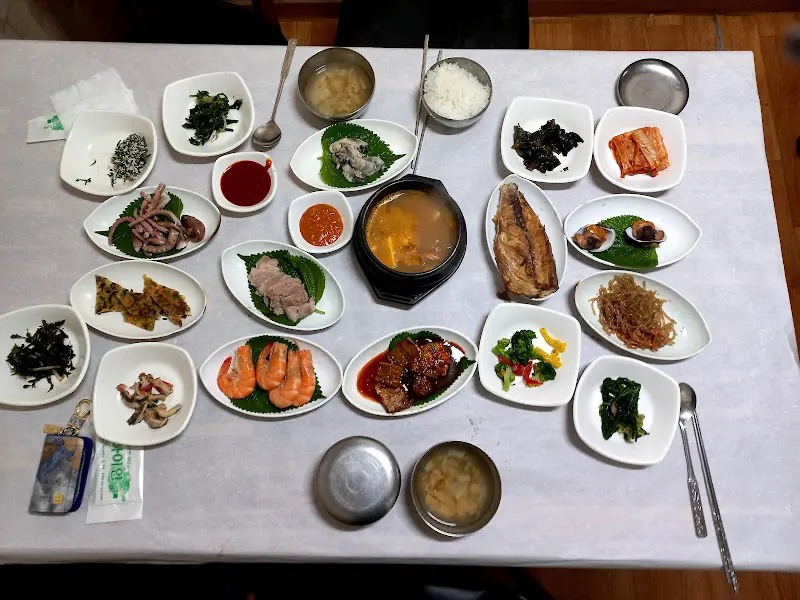 다채로운 반찬들이 놓인 테이블 전경