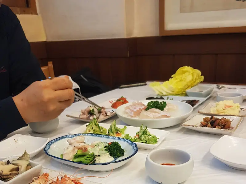 한 상 가득 차려진 음식