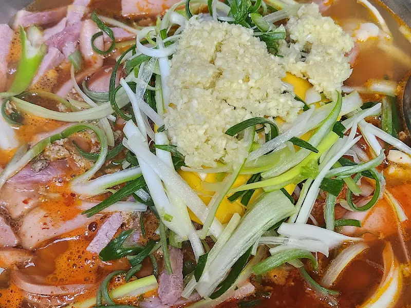 다진 마늘이 듬뿍 올라간 부대찌개