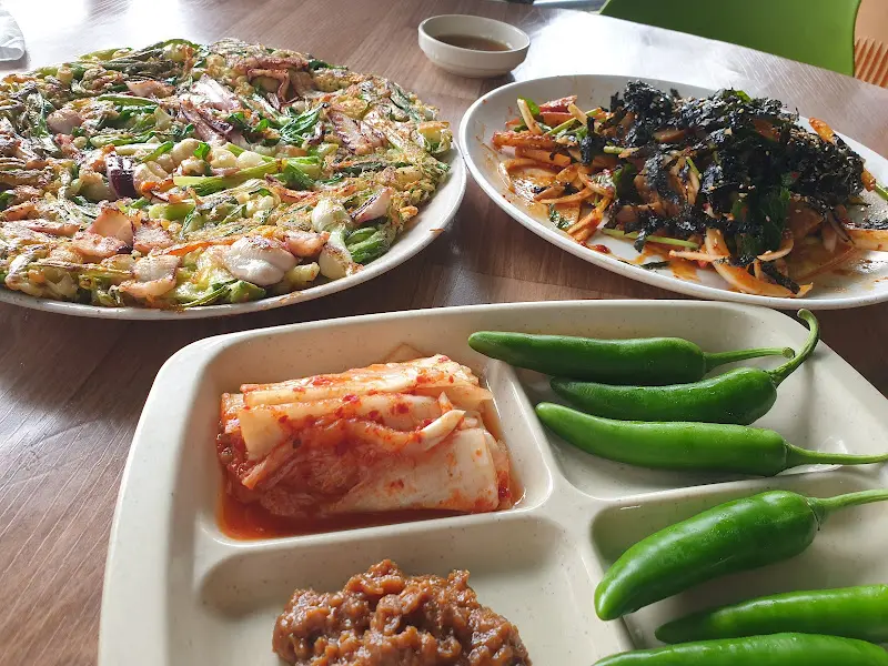 다양한 곁들임 메뉴와 샐러드