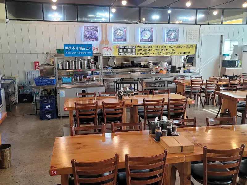 넓고 깔끔한 실내