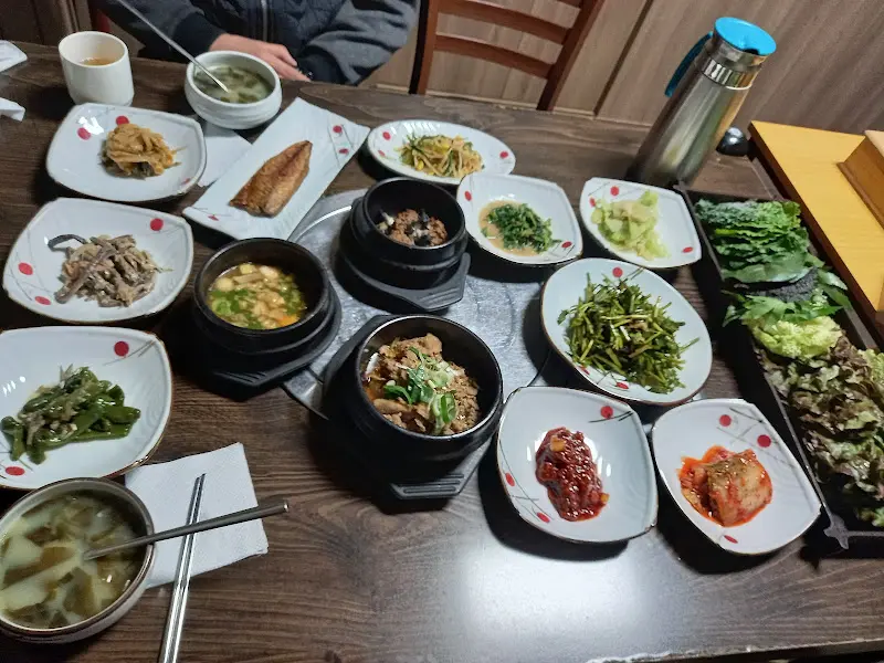 푸짐한 우렁쌈밥 정식 한 상 차림