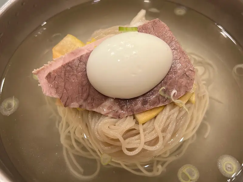 정갈한 평양냉면의 모습