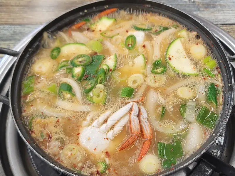 꽃게와 각종 채소가 듬뿍 들어간 된장찌개