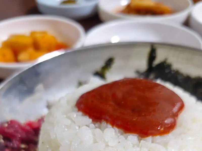 밥 위에 얹어진 고추장 양념