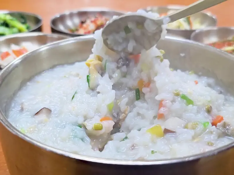 놋그릇에 담긴 바지락죽