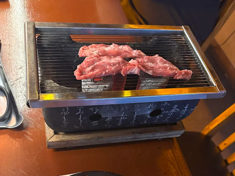 화로에 구워지는 고기의 모습